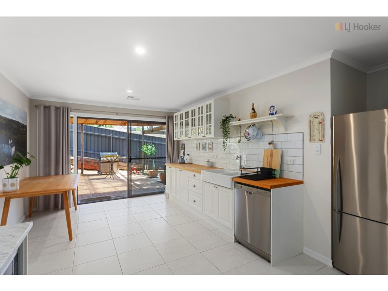 17 Chifley Crescent, Trott Park SA 5158