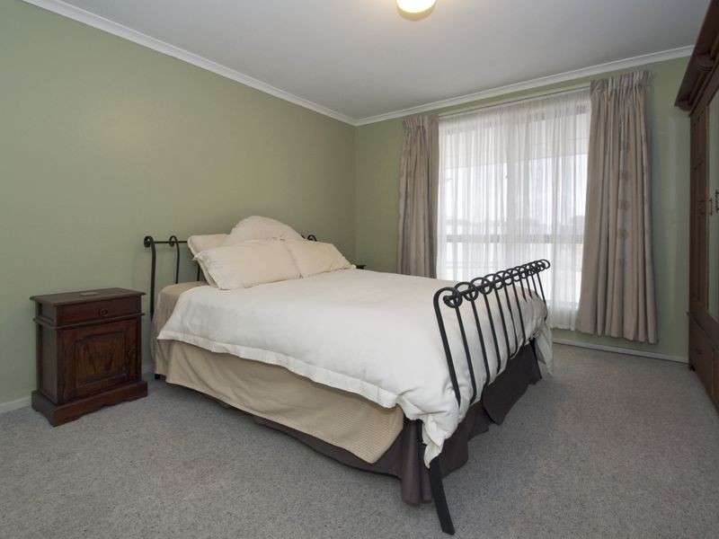 15 St Martins Court, Woodcroft SA 5162