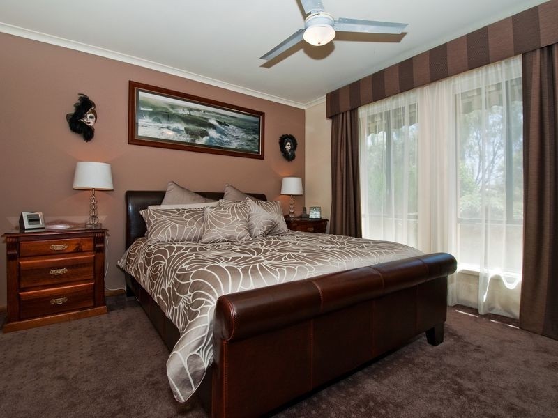 15 Planters Drive, Hallett Cove SA 5158