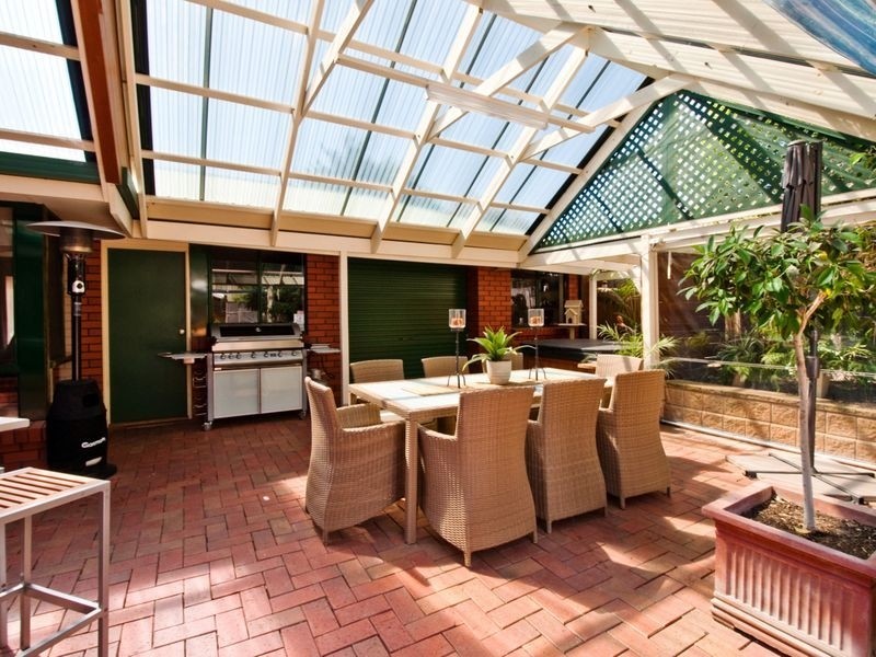 15 Planters Drive, Hallett Cove SA 5158