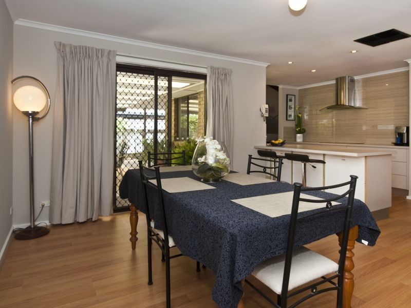 4 Rosemont Ave, Woodcroft SA 5162