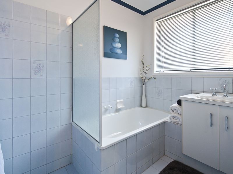 4 Rosemont Ave, Woodcroft SA 5162