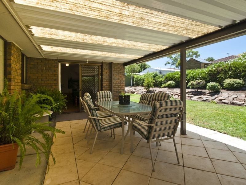 4 Rosemont Ave, Woodcroft SA 5162