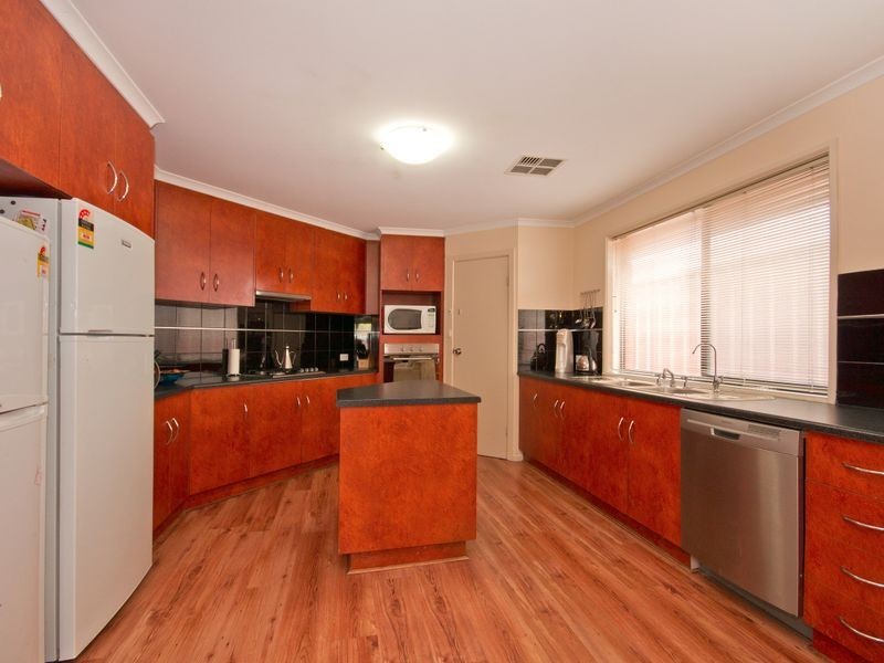 30 Mundulla Avenue, Woodcroft SA 5162