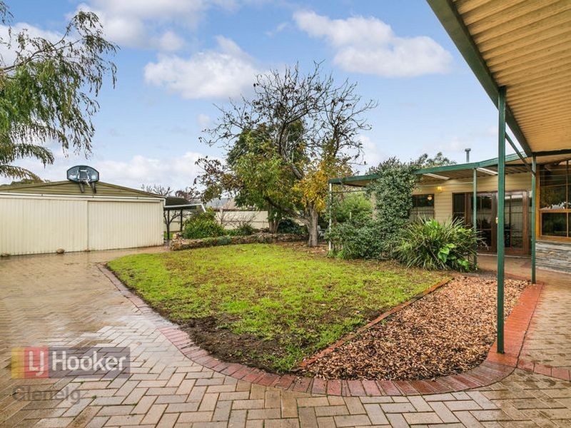 2 Burton Avenue, Park Holme SA 5043