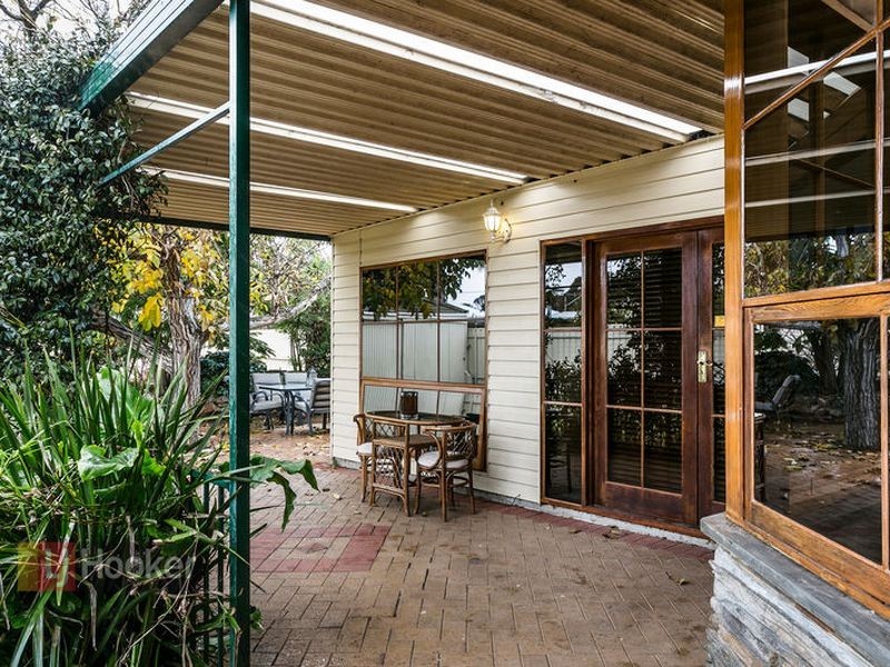 2 Burton Avenue, Park Holme SA 5043