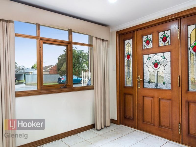 2 Burton Avenue, Park Holme SA 5043