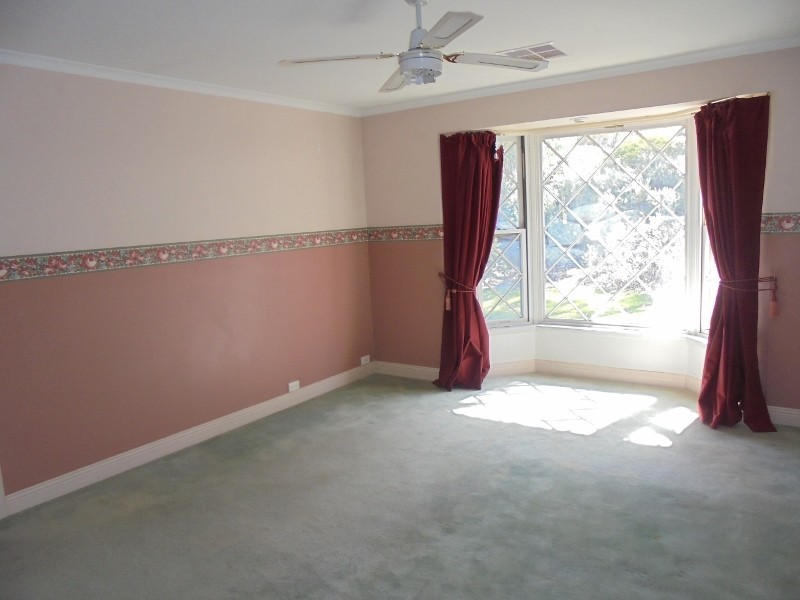 18 Outlook Drive, Aberfoyle Park SA 5159