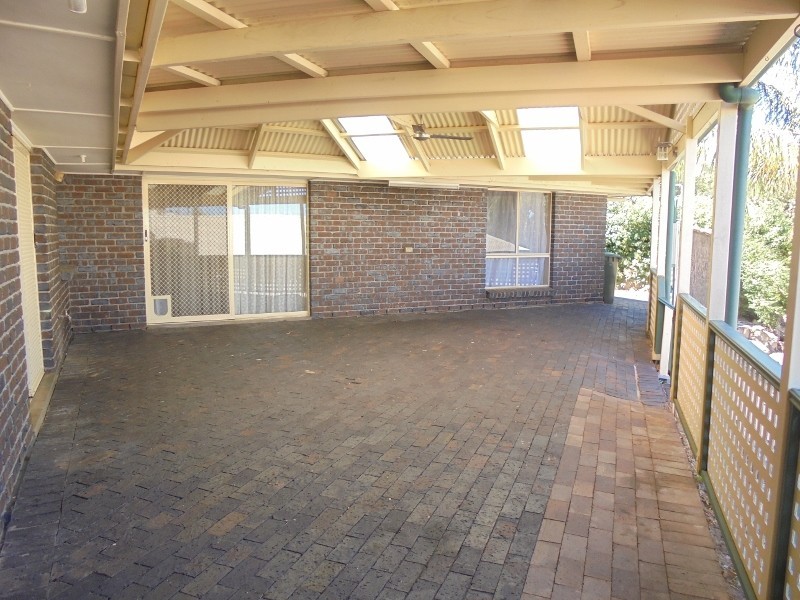 18 Outlook Drive, Aberfoyle Park SA 5159