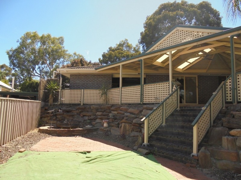 18 Outlook Drive, Aberfoyle Park SA 5159