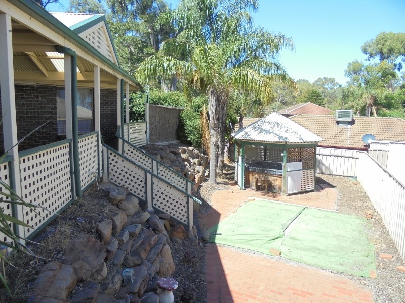 18 Outlook Drive, Aberfoyle Park SA 5159