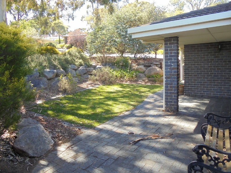 18 Outlook Drive, Aberfoyle Park SA 5159