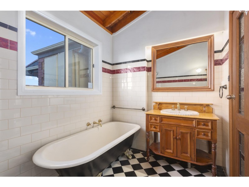 2 Inali Court, Hallett Cove SA 5158