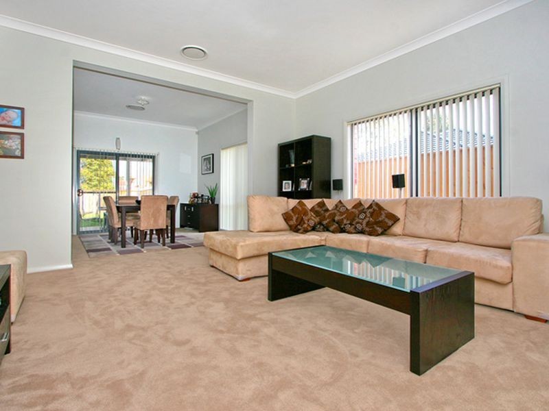 33 Roxburgh Crescent, Stanhope Gardens NSW 2768