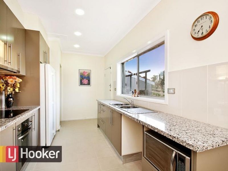 8 Hilltop Avenue, Blacktown NSW 2148