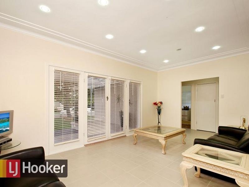 8 Hilltop Avenue, Blacktown NSW 2148