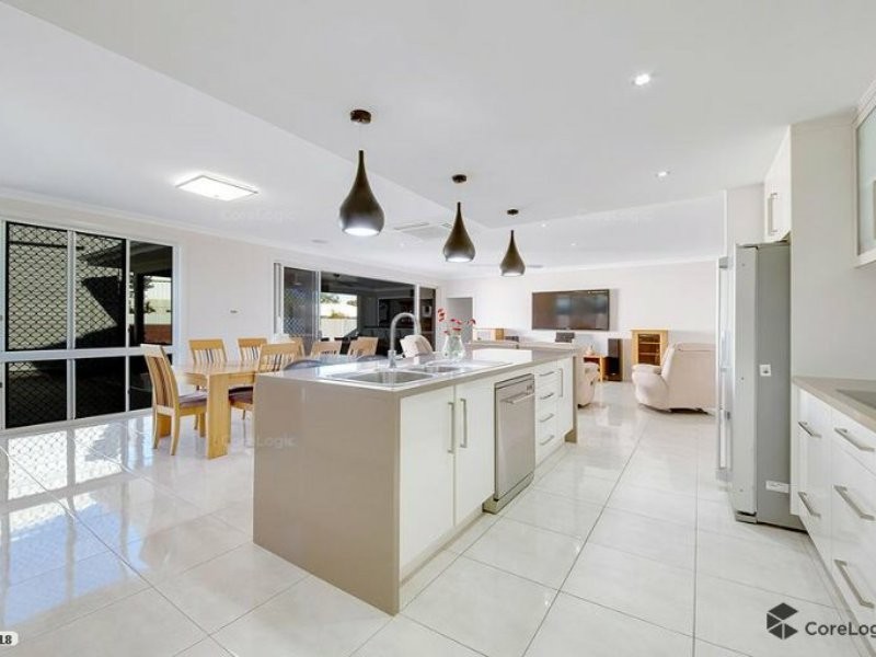 15 Riverside Dr, Tannum Sands QLD 4680