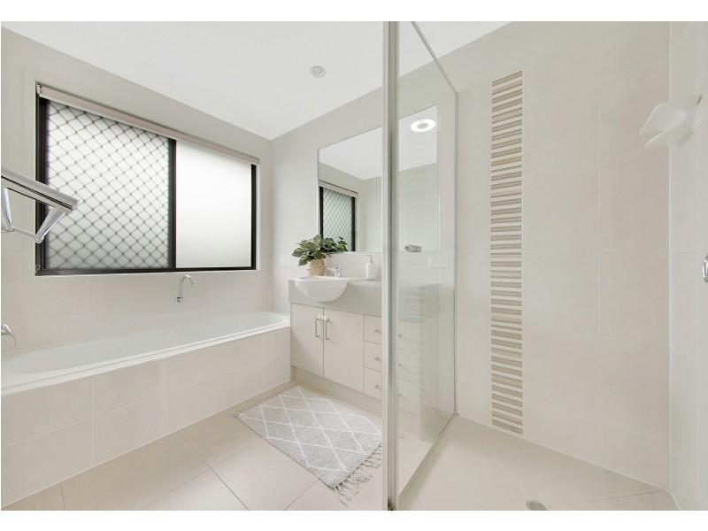 40 Golf View Drive, Boyne Island QLD 4680