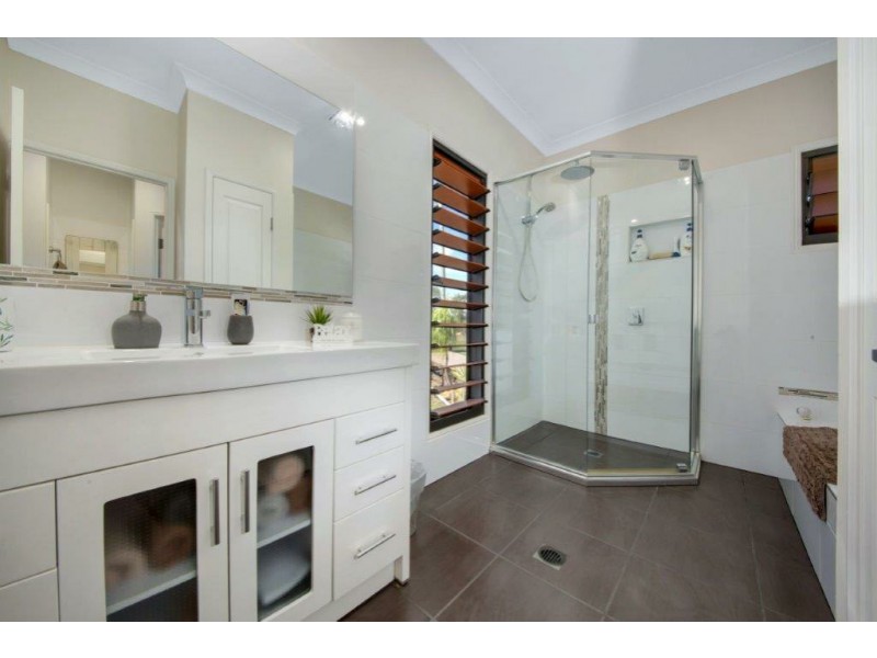 18 Illoura Road, Wurdong Heights QLD 4680