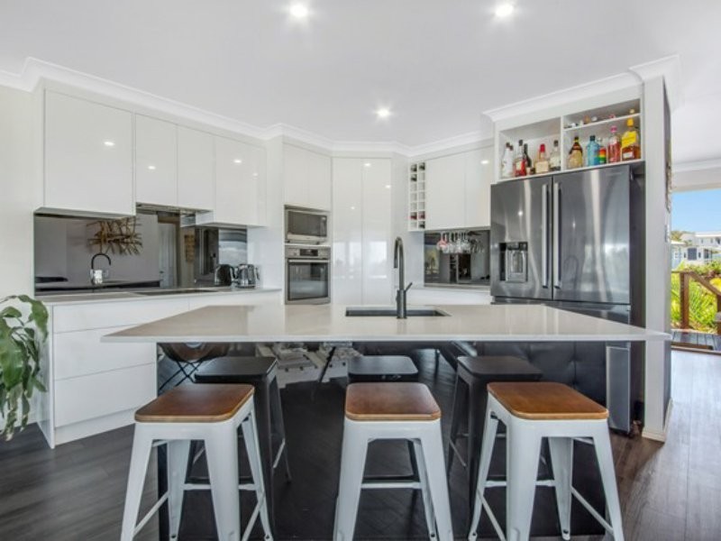 35 LIGHTHOUSE DR, Boyne Island QLD 4680