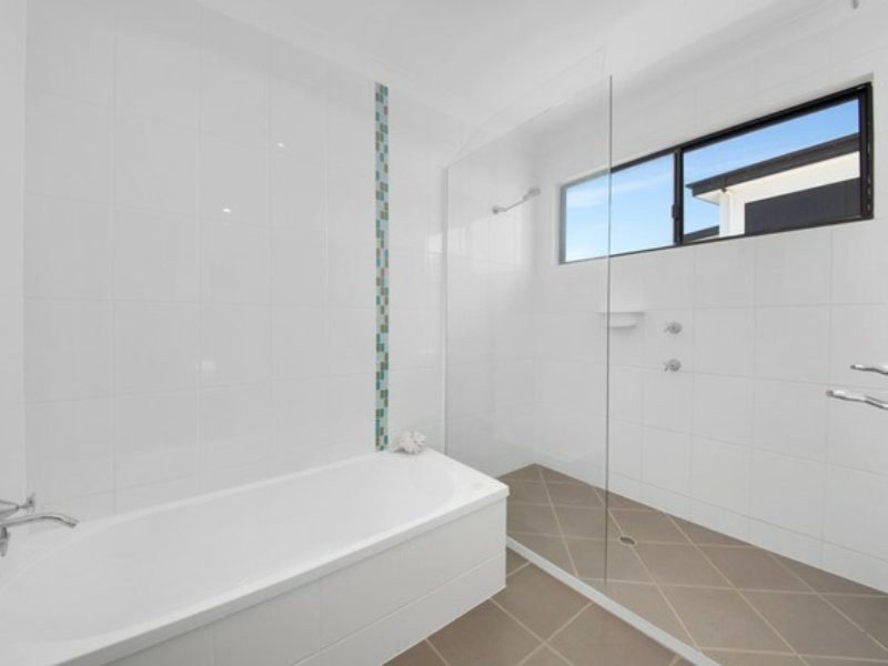 35 LIGHTHOUSE DR, Boyne Island QLD 4680