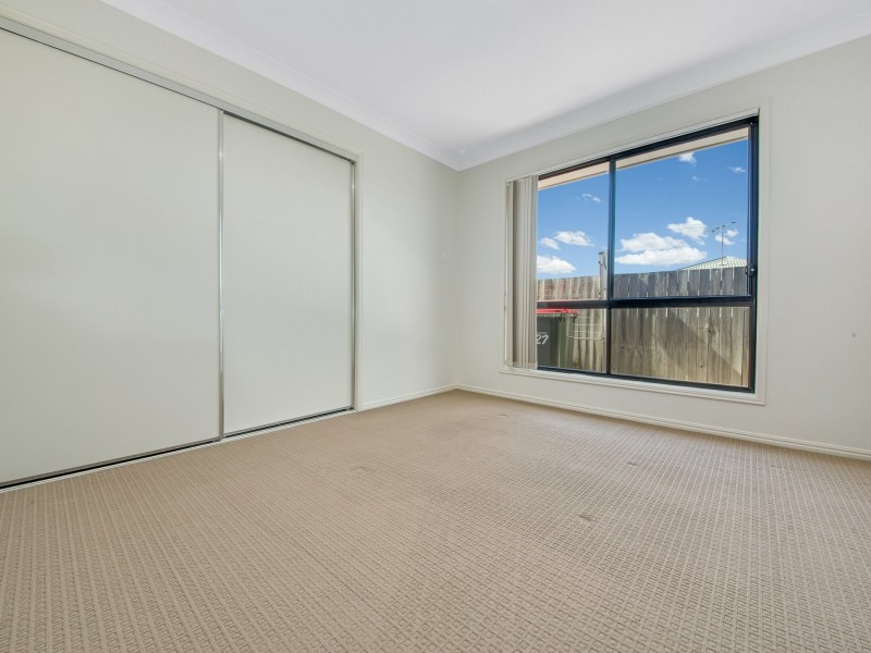 27 Woodland Court, Kirkwood QLD 4680