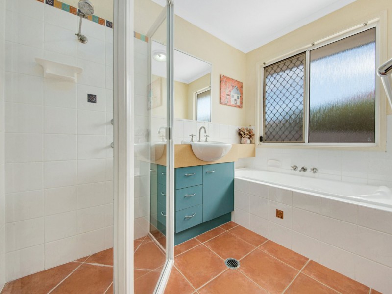 5 Lois Court, New Auckland QLD 4680