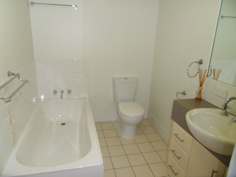 2/8a Wyndham Avenue, Boyne Island QLD 4680