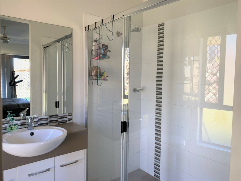 25 Koolivoo Parade, Boyne Island QLD 4680