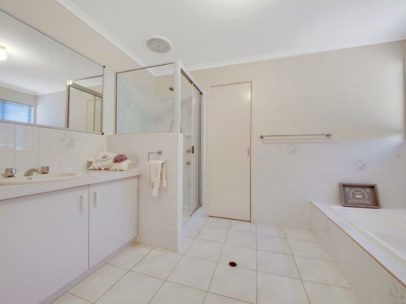 17 Alpine Crescent, Boyne Island QLD 4680