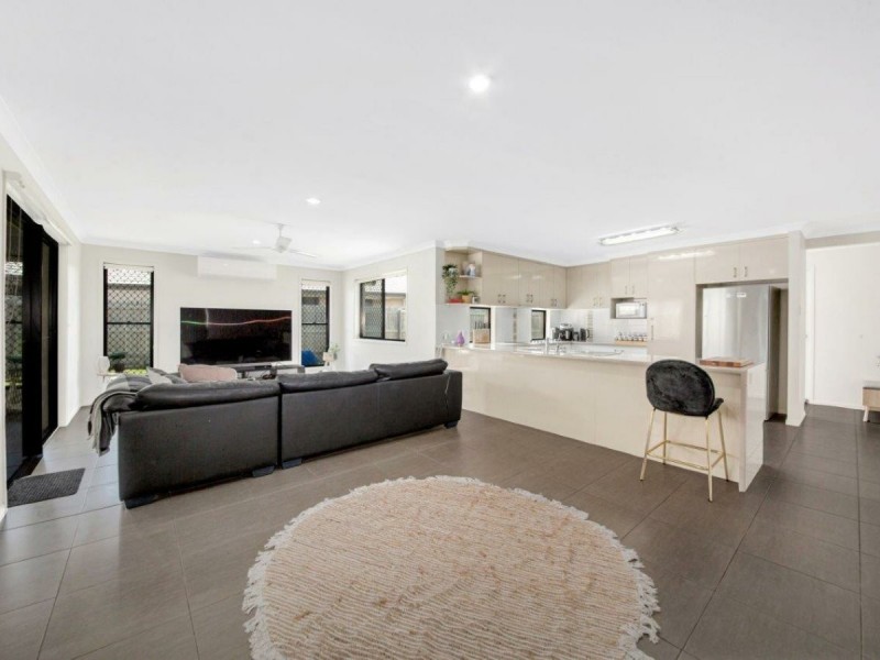 9 Valley Way, Boyne Island QLD 4680