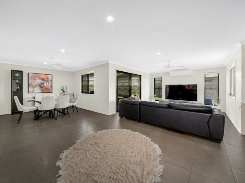 9 Valley Way, Boyne Island QLD 4680