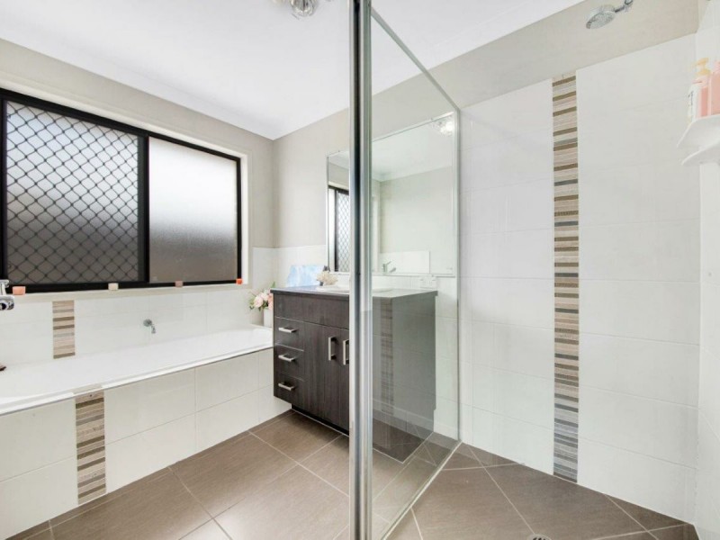 9 Valley Way, Boyne Island QLD 4680