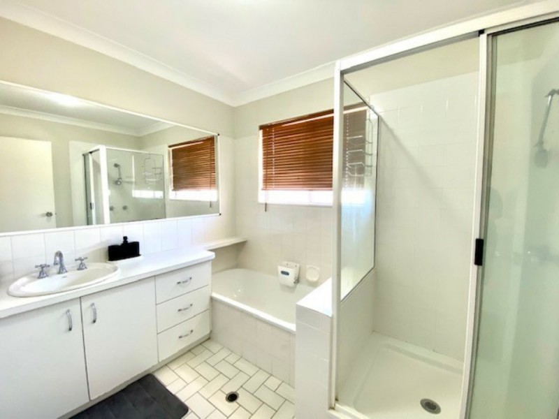 4/4 Pittsbay Crescent, Boyne Island QLD 4680