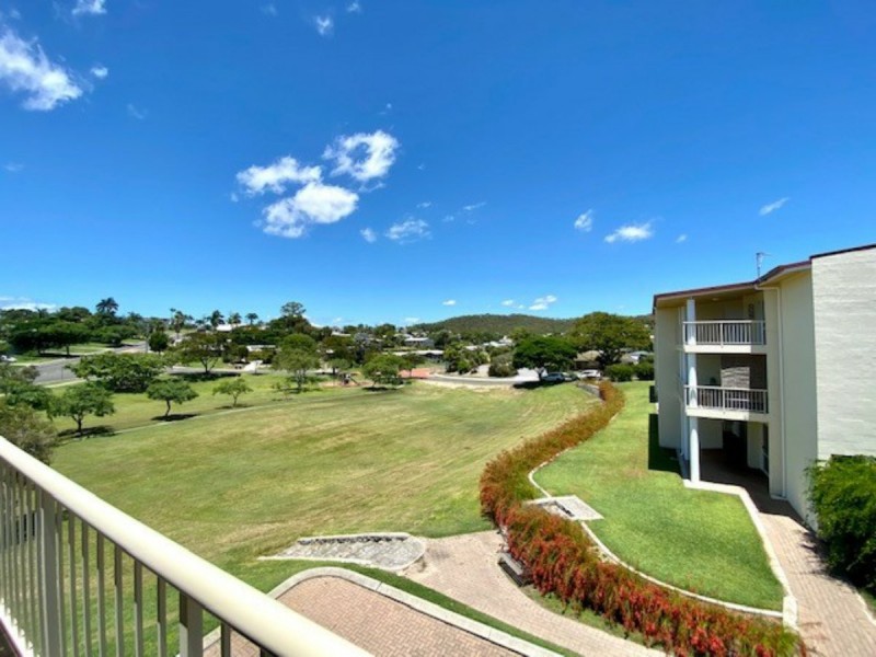 4/4 Pittsbay Crescent, Boyne Island QLD 4680