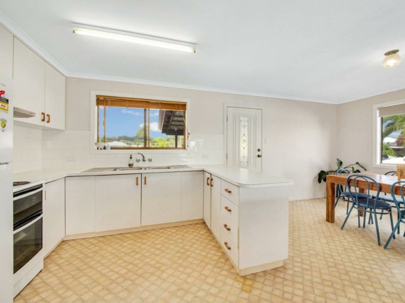 27 Island Esplanade, Boyne Island QLD 4680