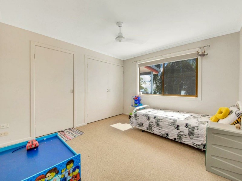 27 Island Esplanade, Boyne Island QLD 4680