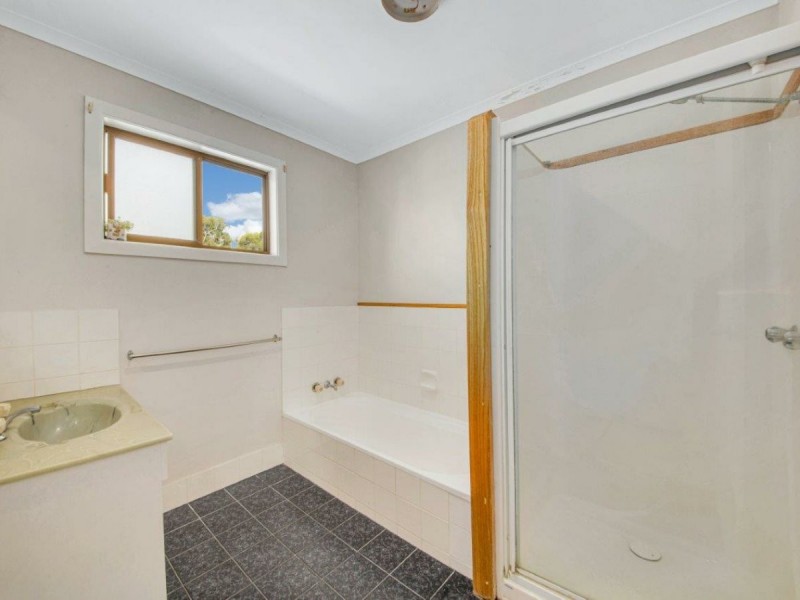 27 Island Esplanade, Boyne Island QLD 4680