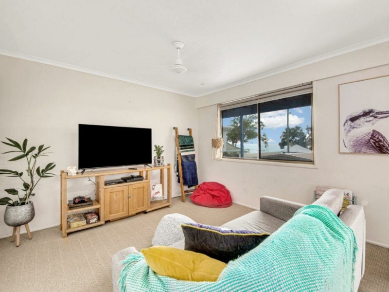 27 Island Esplanade, Boyne Island QLD 4680