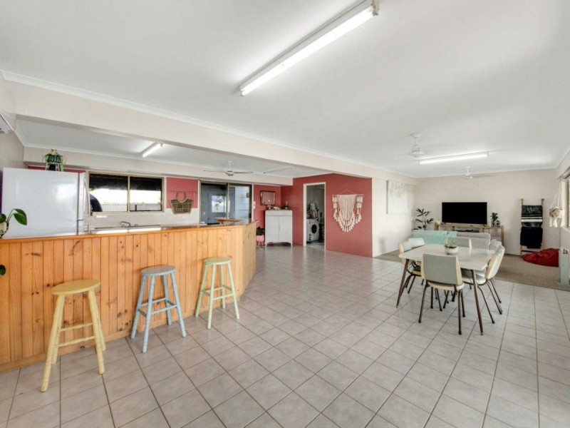 27 Island Esplanade, Boyne Island QLD 4680