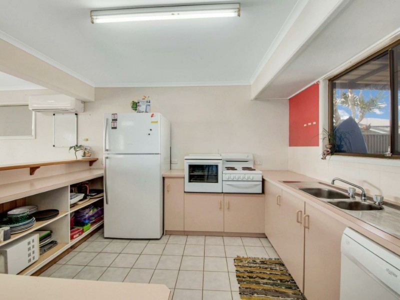 27 Island Esplanade, Boyne Island QLD 4680
