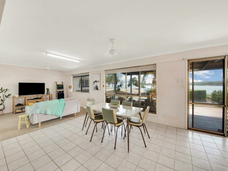 27 Island Esplanade, Boyne Island QLD 4680
