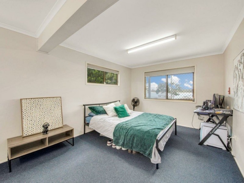 27 Island Esplanade, Boyne Island QLD 4680