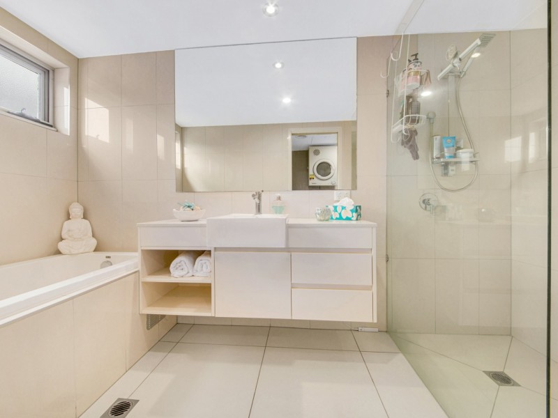 3/2 The Promenade, Boyne Island QLD 4680