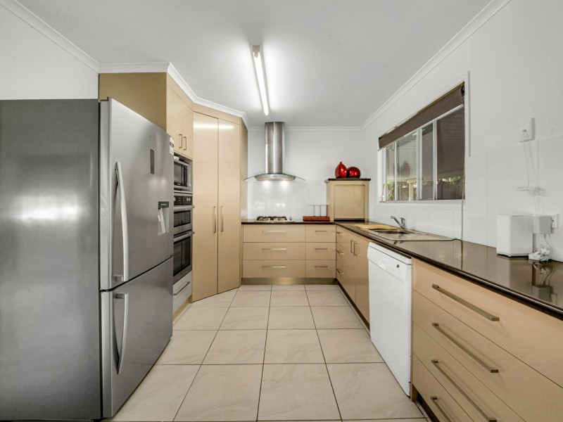 27 Crest Ave, Boyne Island QLD 4680