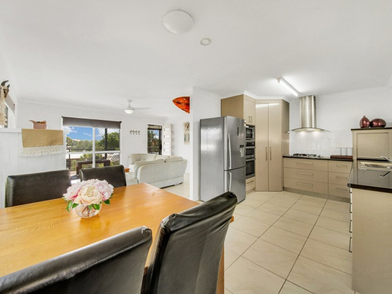 27 Crest Ave, Boyne Island QLD 4680