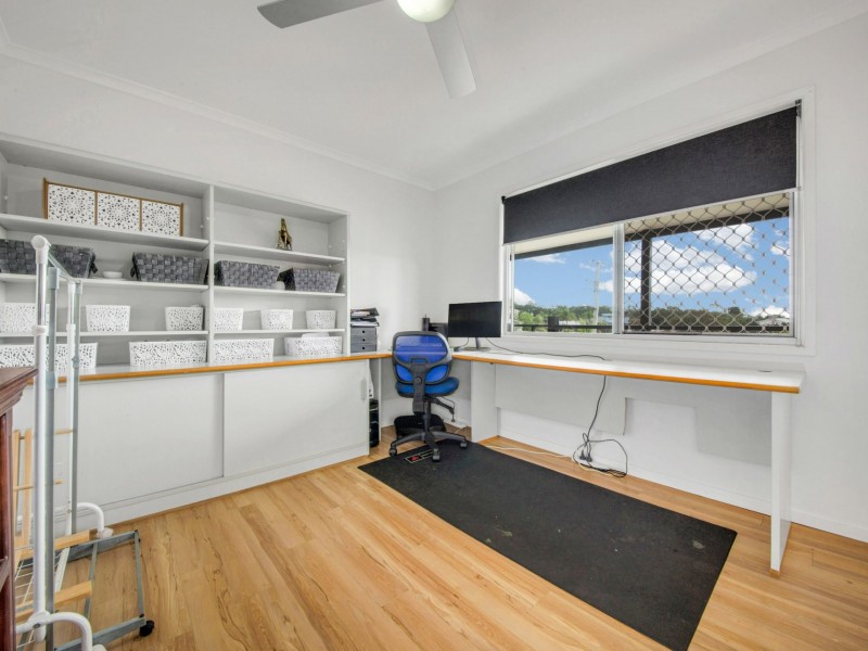 27 Crest Ave, Boyne Island QLD 4680