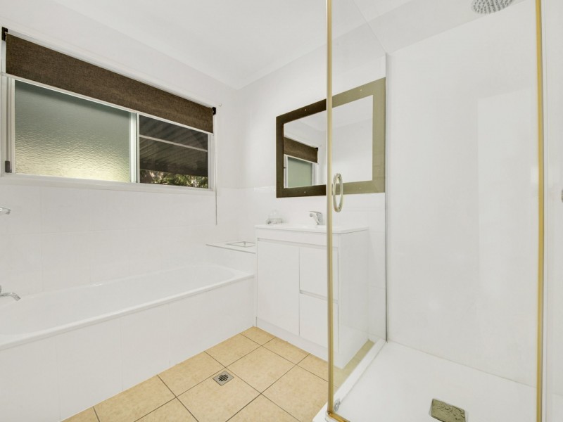 27 Crest Ave, Boyne Island QLD 4680