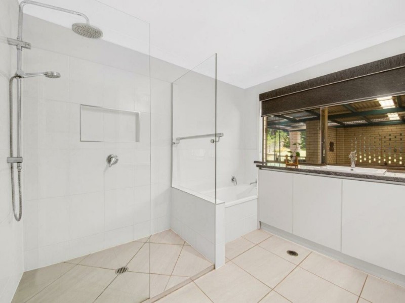 32 Helen Crescent, Wurdong Heights QLD 4680