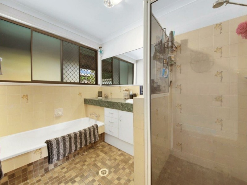 11 Hayes Avenue, Boyne Island QLD 4680